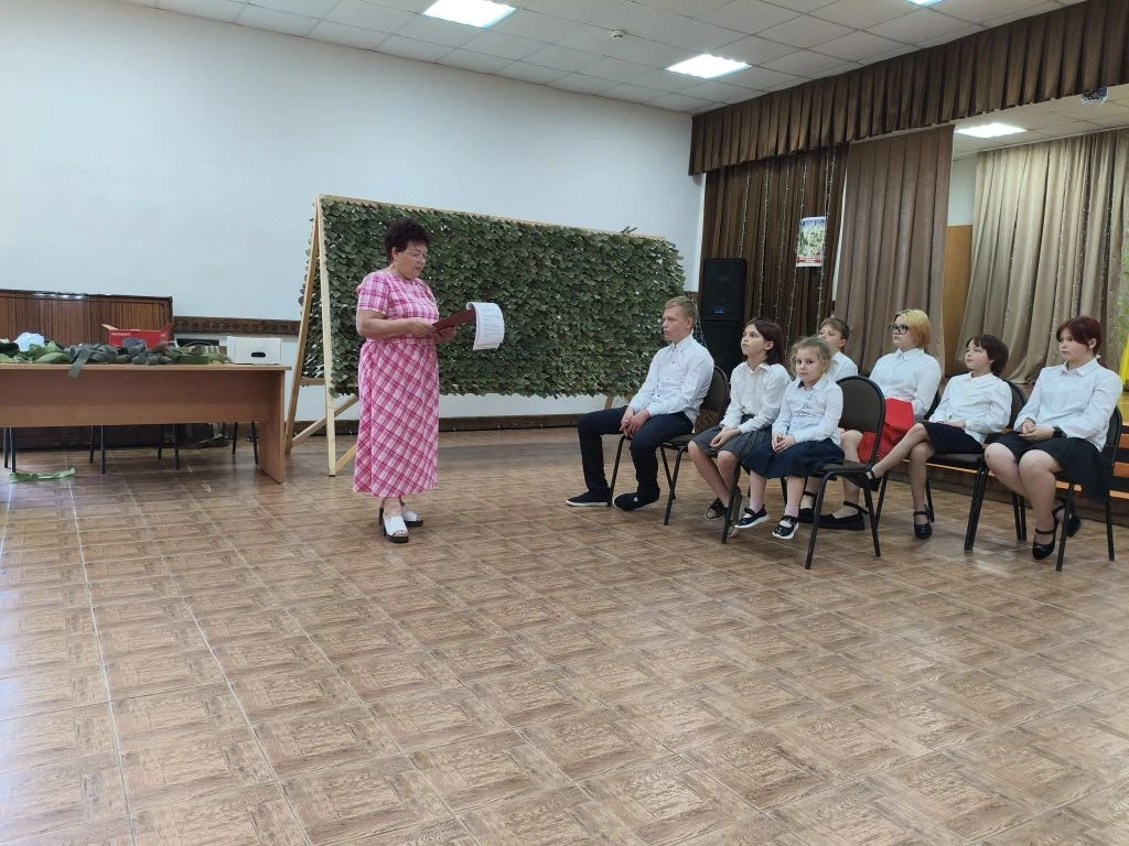 Красные галстуки, горны, барабаны, сбор металлолома, «Зарница», тимуровцы и торжественн...