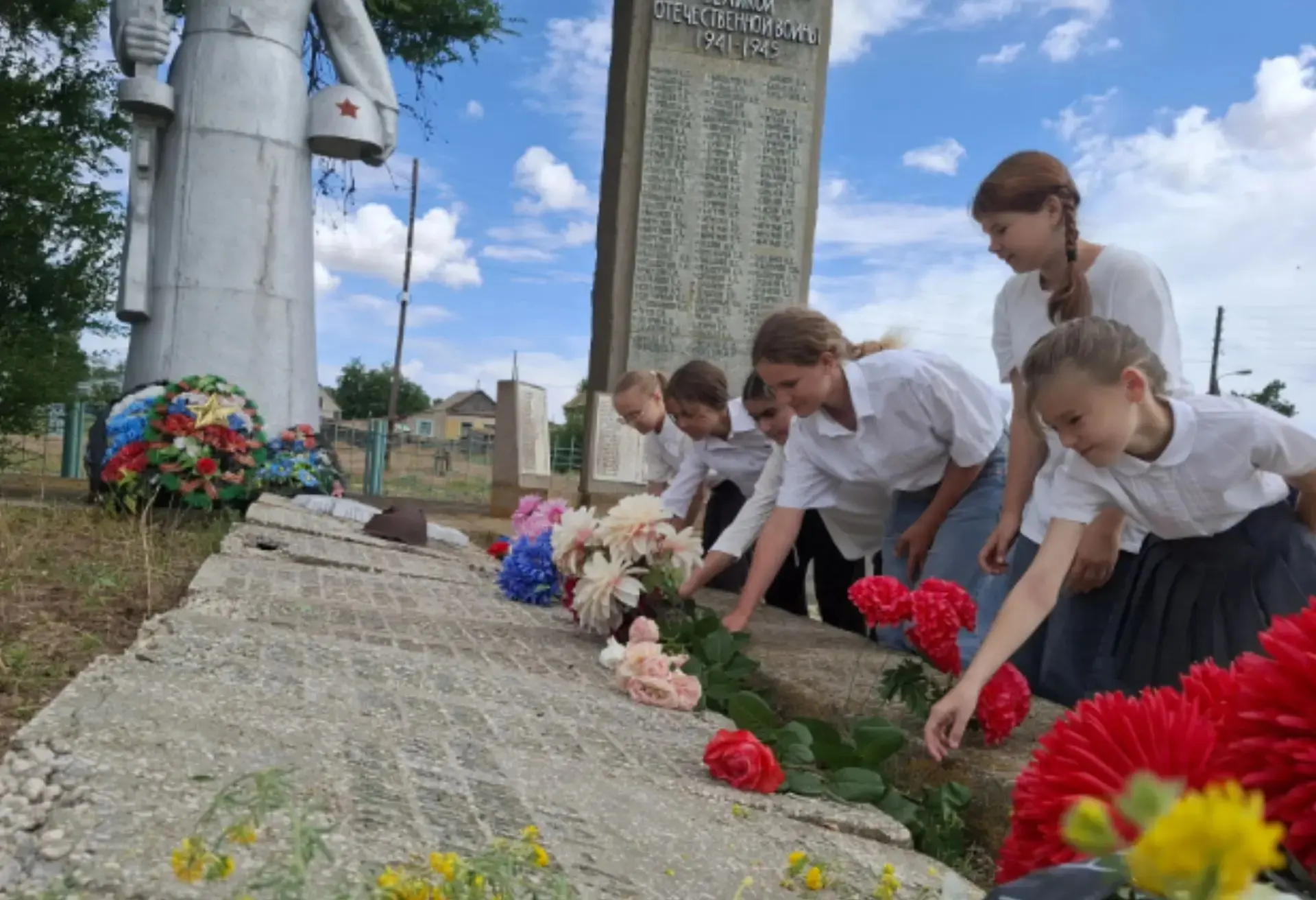 В МКОУ «Ковалёвская СШ » прошли мероприятия, посвященные Дню памяти и скорби.
У памятника солдатам В