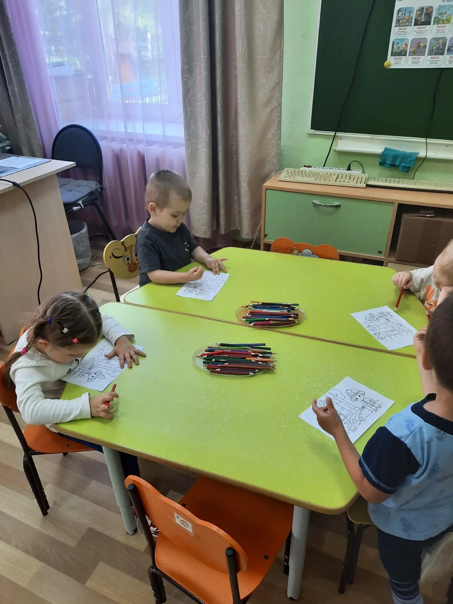 Наш день сегодня проходит под эгидой "Пожарная безопасность для детей-малышей". 👶 Дети познакомилис