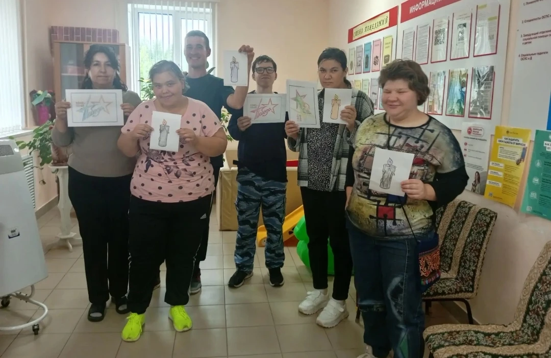С получателями группы дневного пребывания, была проведена акция "Свеча памяти" в рамках которой ребя