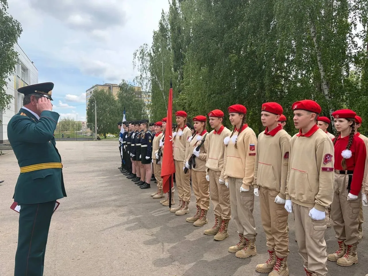 Смотр строя и песни среди кадетских и юнармейского классов.  15 мая в нашей школе прошел смотр строя