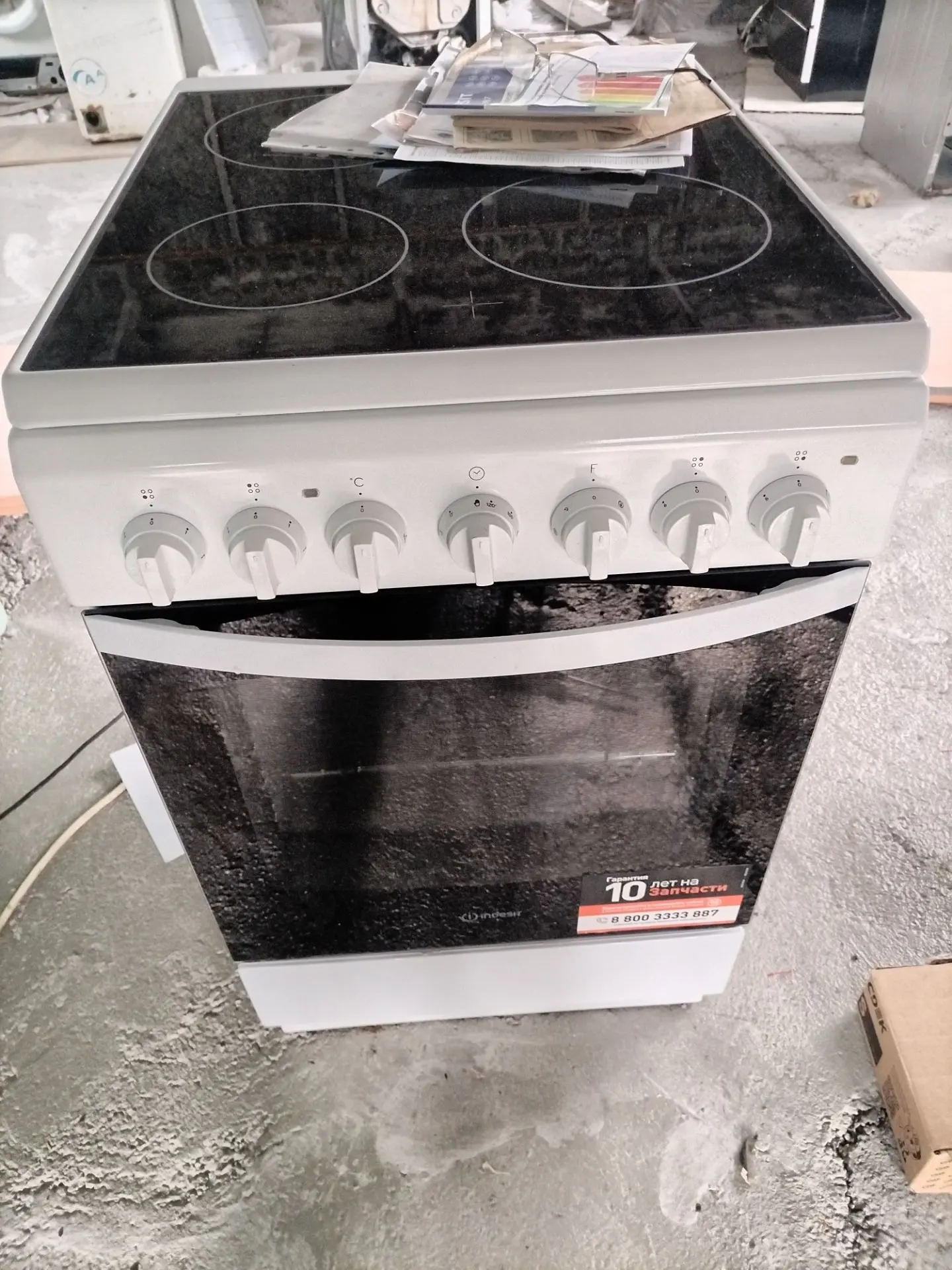 Продам электрическую плиту (печь) с духовкой Indesit IS5V5PMW/RU