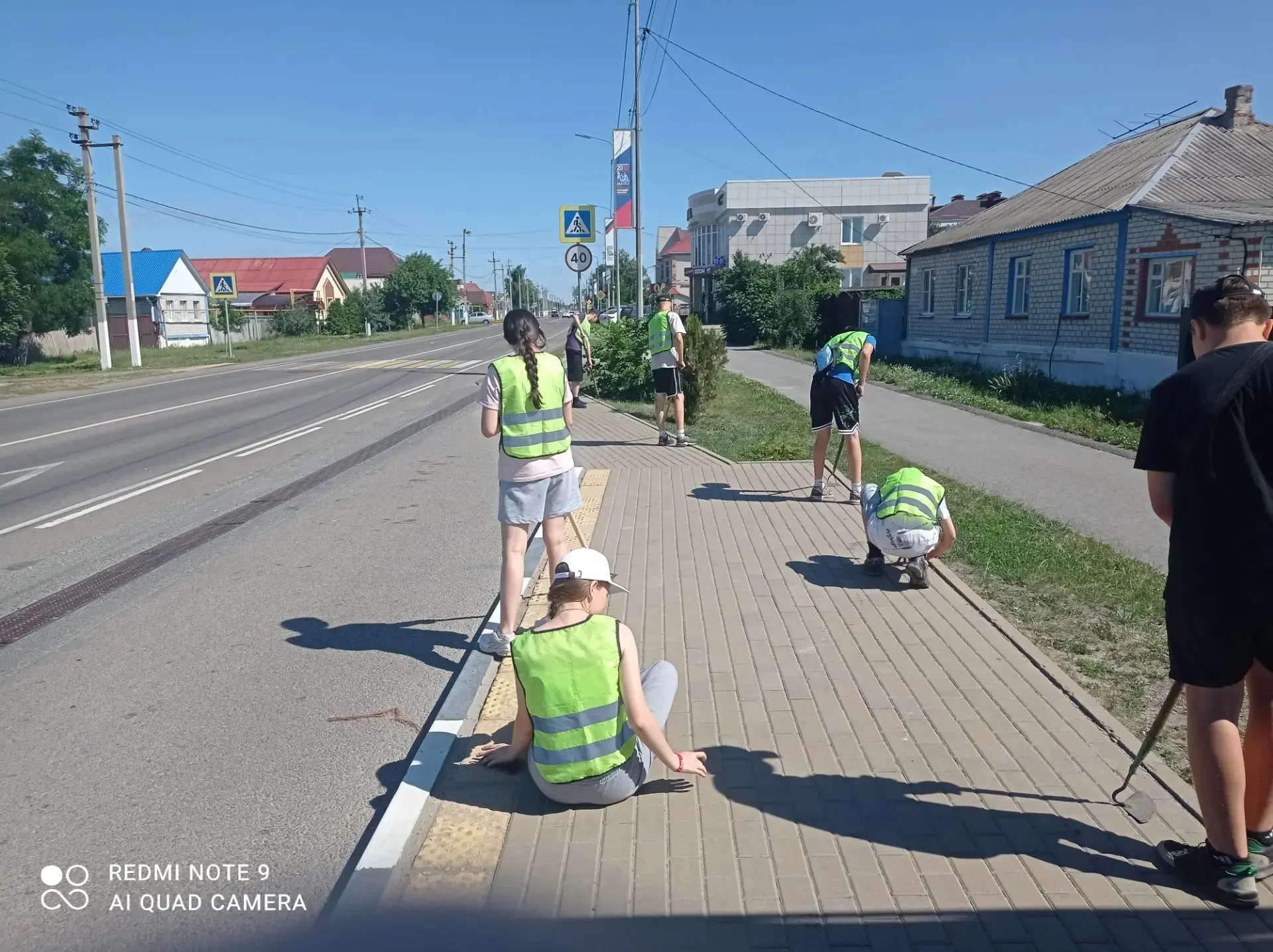 С добрым утром! 🌿

С 22 июня в нашей школе начал свою работу экологический отряд! 💪

Наши ребята н