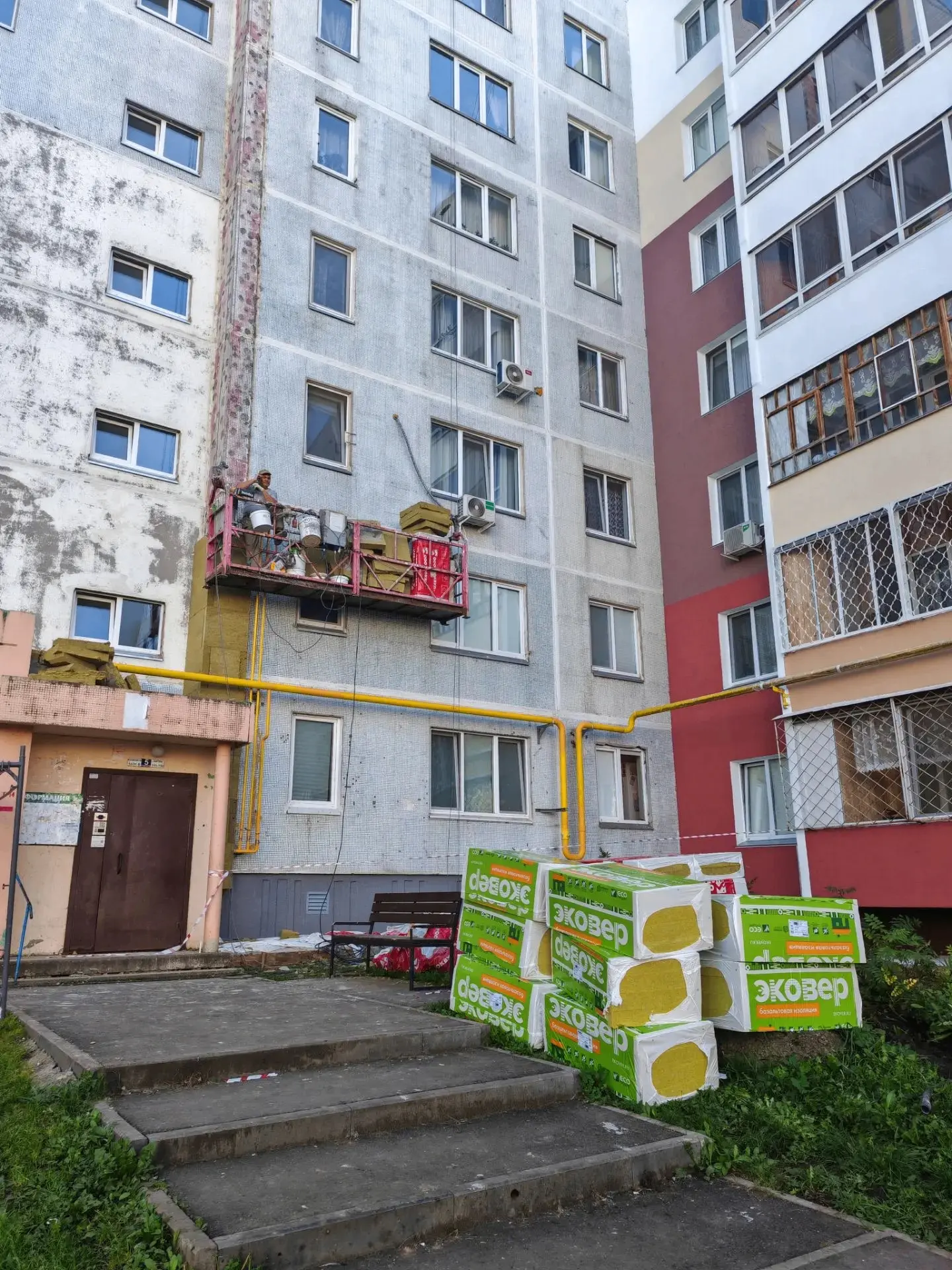 В НАБЕРЕЖНЫХ ЧЕЛНАХ ФАСАД ДОМА №53/21 «ПОСЫПАЛСЯ» ПРЯМО ВО ВРЕМЯ РЕМОНТА