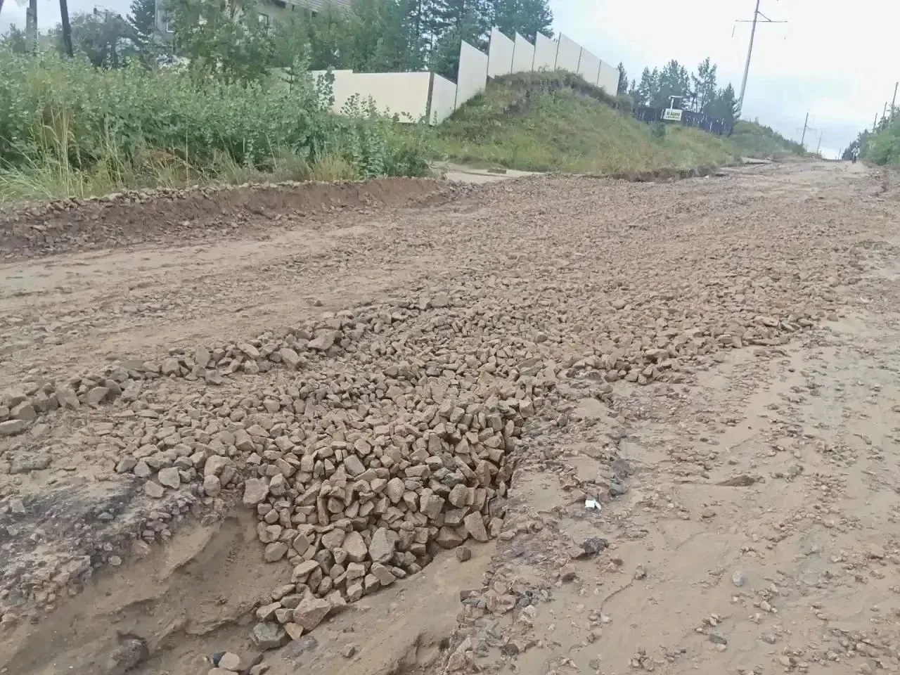 В Улан-Удэ отсыпали и отгрейдировали размытые подъездные дороги в мкр. Светлый
