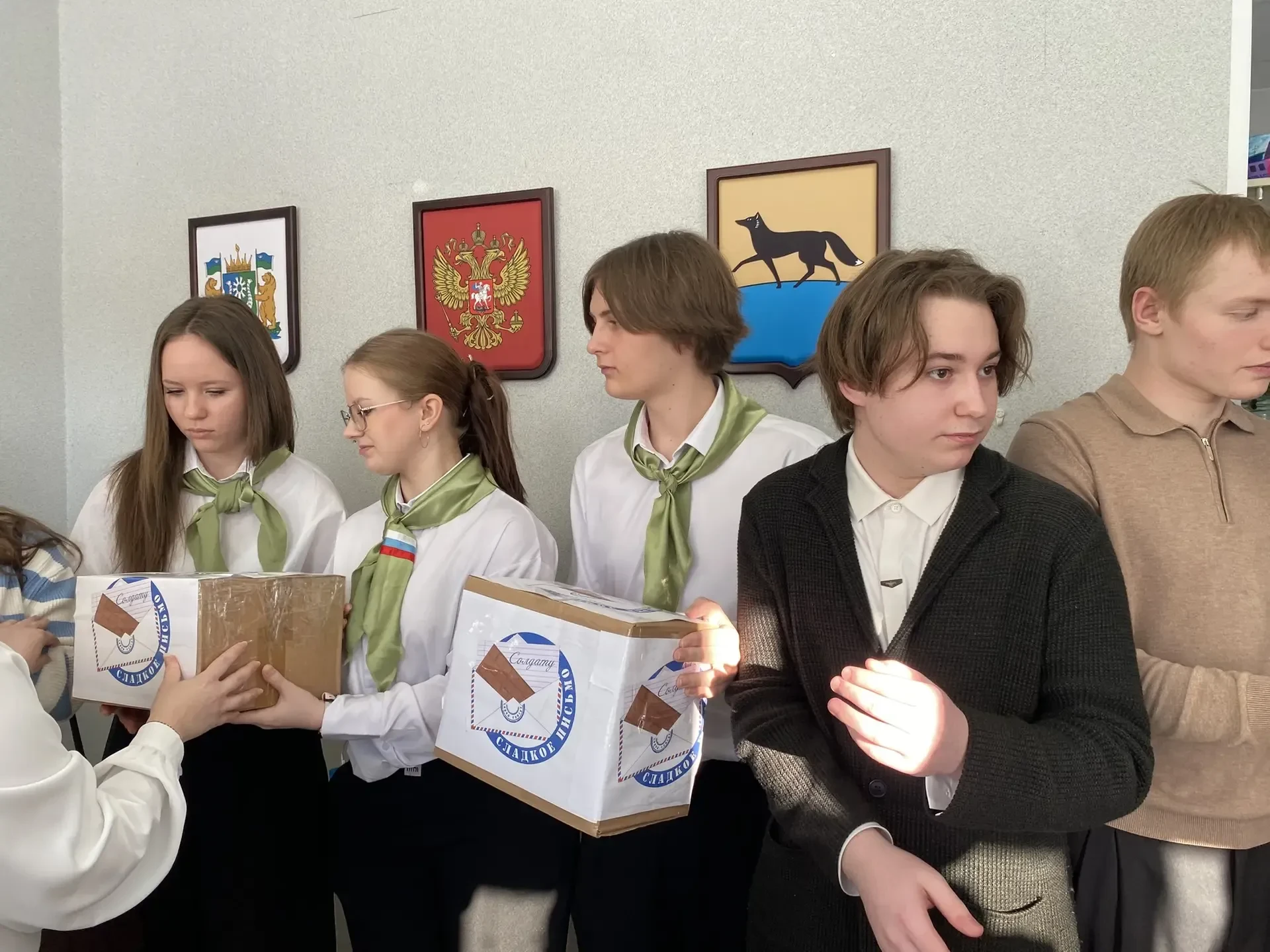 Сегодня в Центре детского творчества прошла торжественная передача посылок акции «Сладкое письмо сол