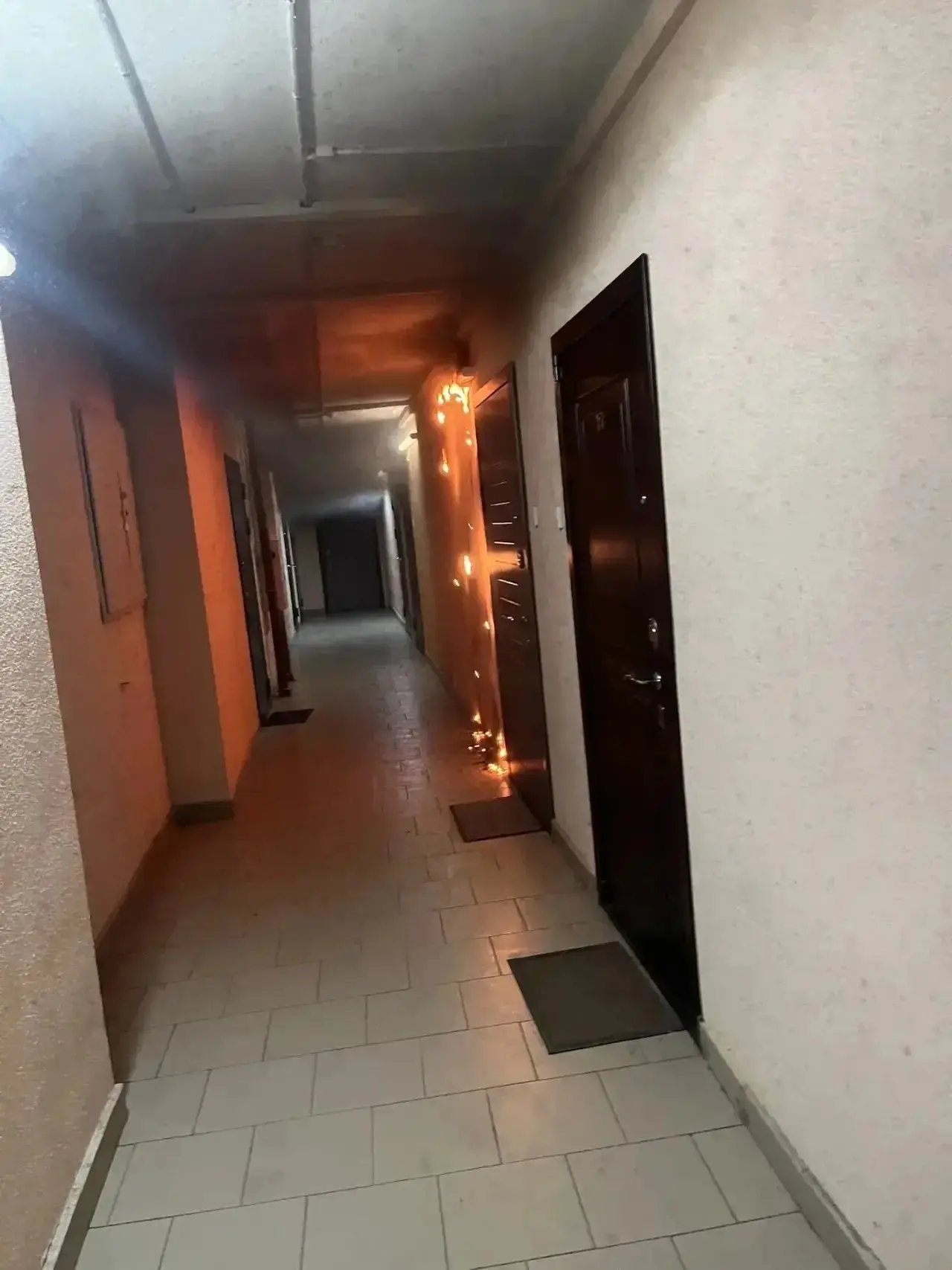 В подъезде дома на Валдайской, 1 произошло возгорание светильника.