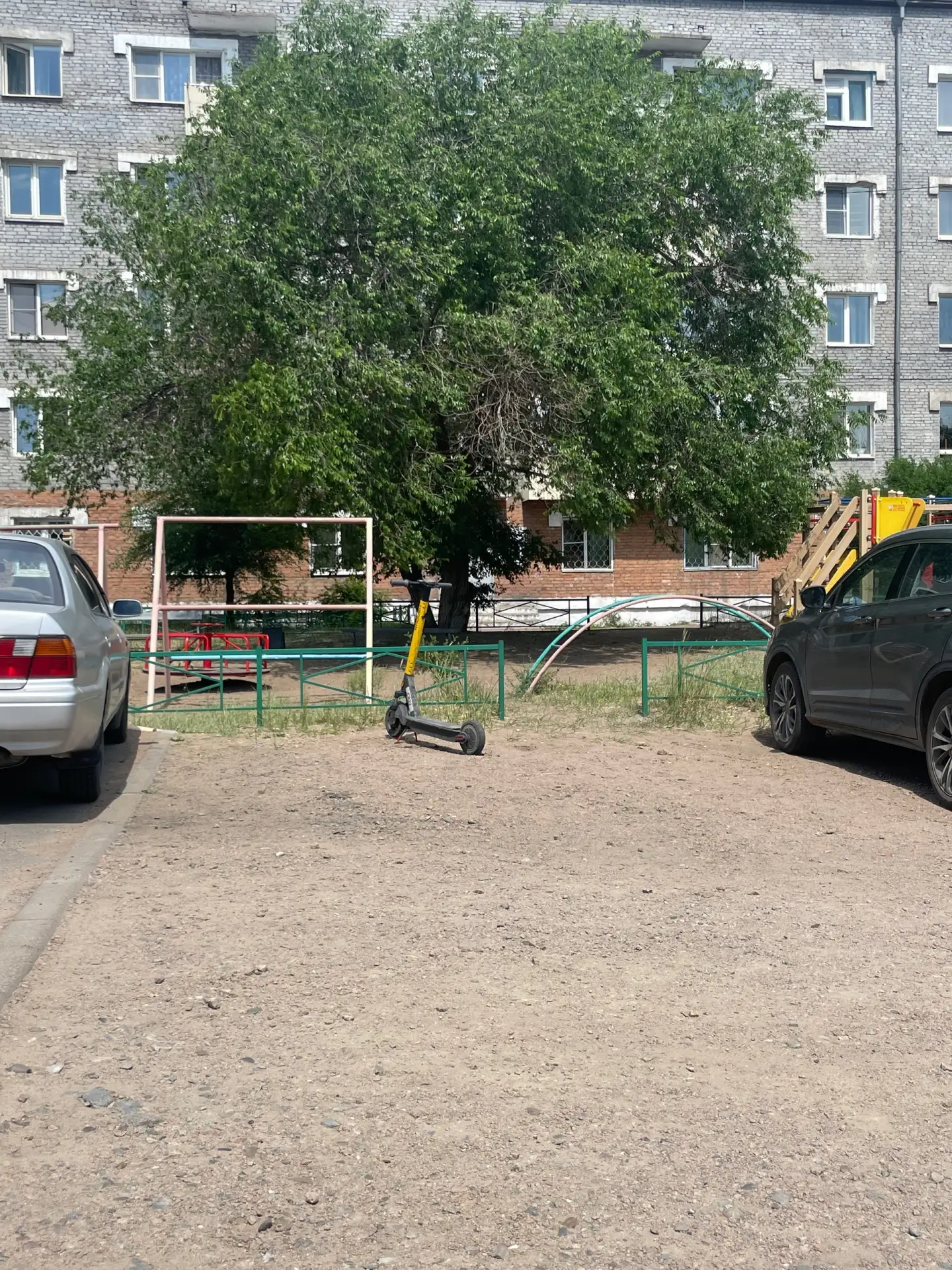 Чел который покатался и оставил самокат на АВТОМОБИЛЬНОЙ парковке, ты ,бл***, долба***?