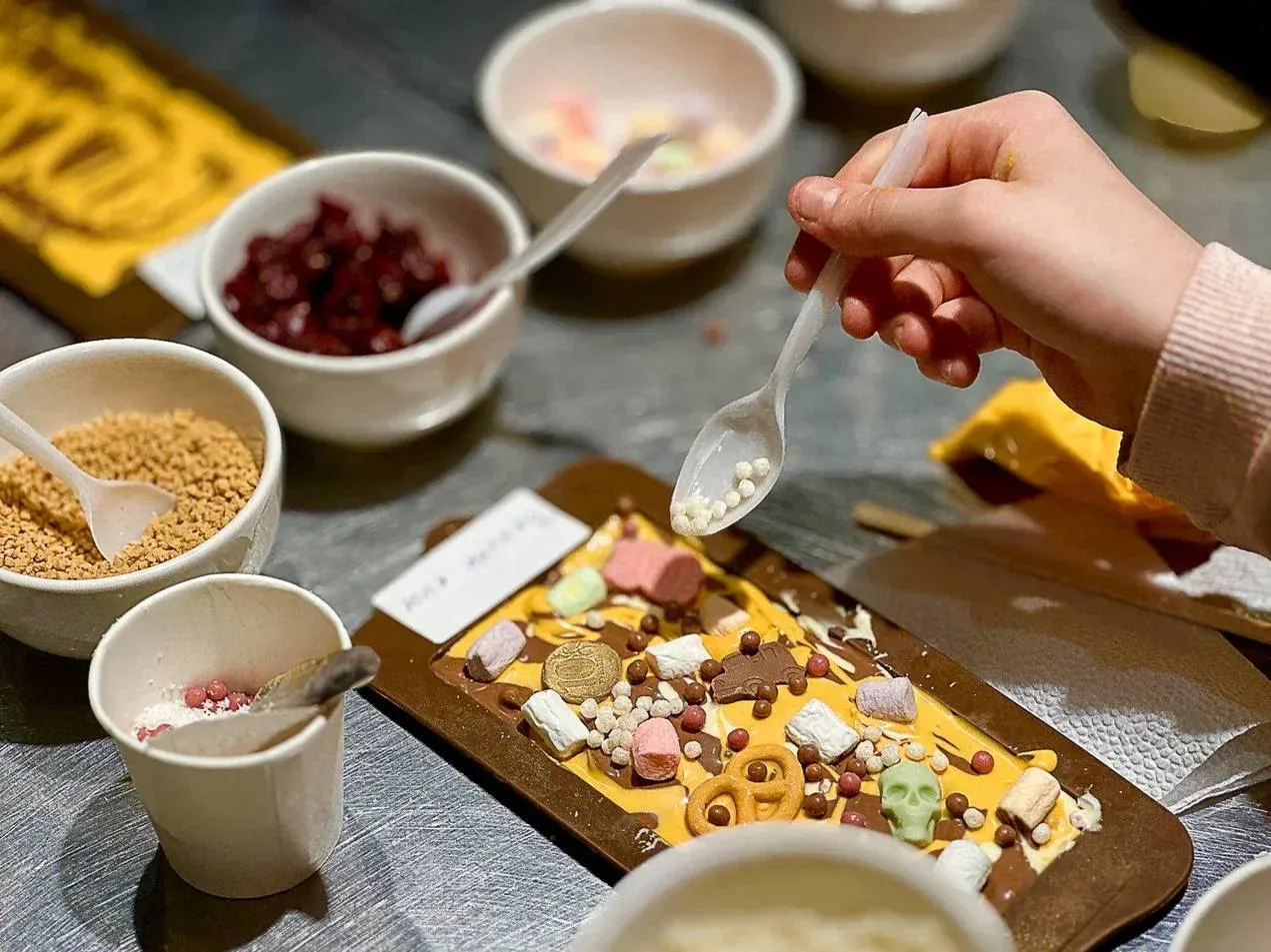 🍫 Вилли Вонка приглашает ребят на шоколадную мастерскую   Юные гости попробуют разные сорта бельгийс
