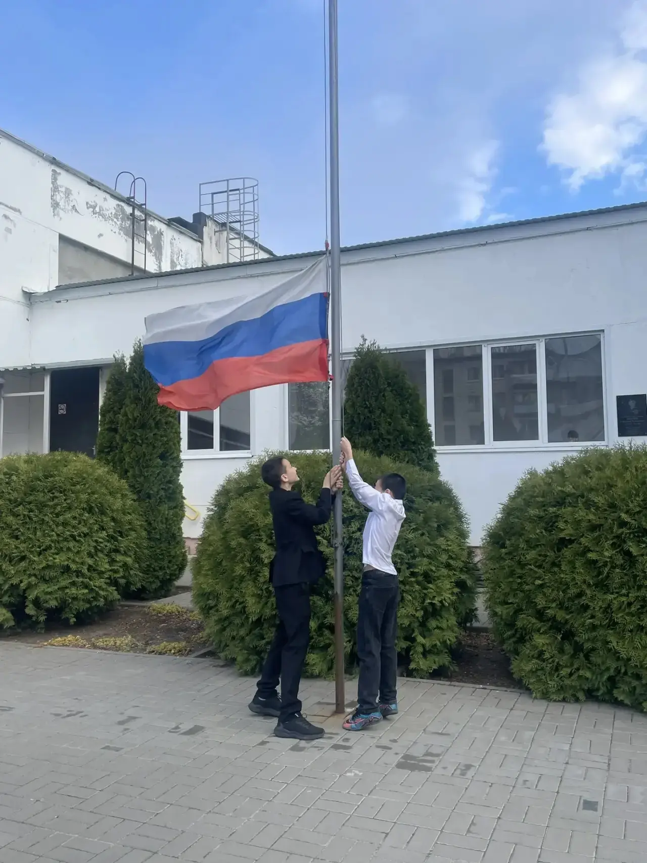 🏳️ Торжественная линейка: честь поднять флаг — у лучших! 🏳️  20 апреля в нашей школе прошла традицио