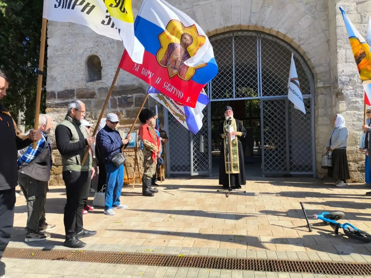 2 октября в 12:00 у Русских ворот состоялся молебен о восстановлении мира в Донбассе, н...