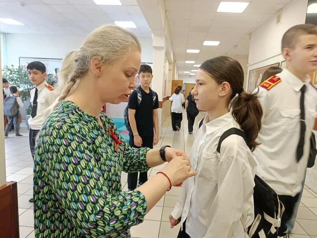 ⭐️В нашей школе прошла Акция «Георгиевская лента».  Учащиеся с гордостью повязали на одежду чёрно-ор