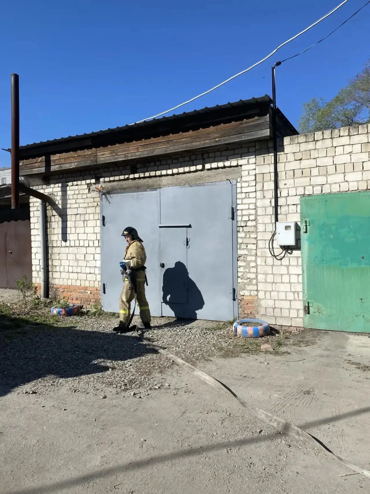 Гараж вместе с автомобилем загорелся в Свободном  18 мая в Свободном на улице Октябрьской произошёл 