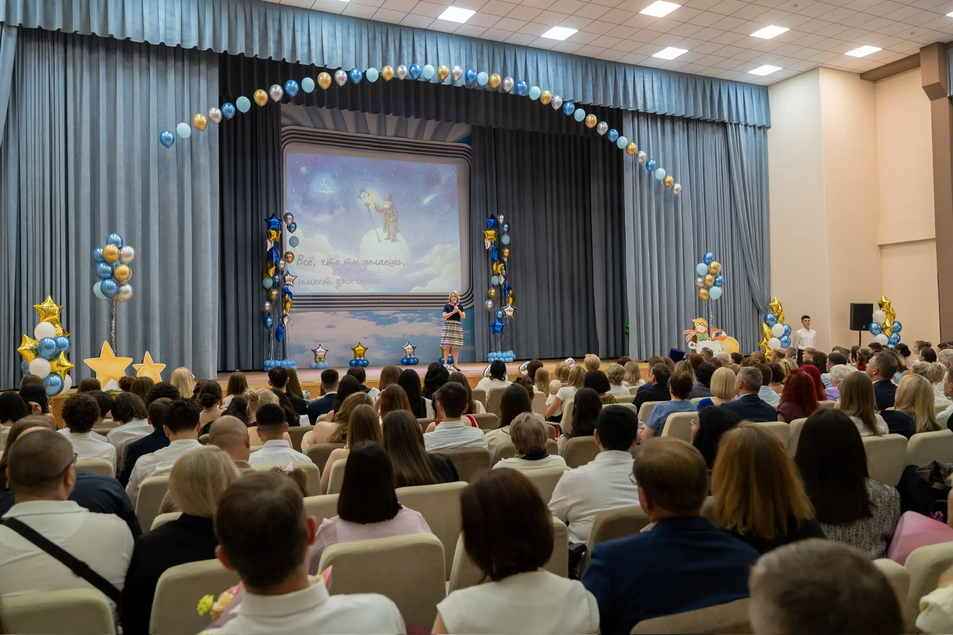 Сегодня более 950 выпускников домодедовских школ получили аттестаты!