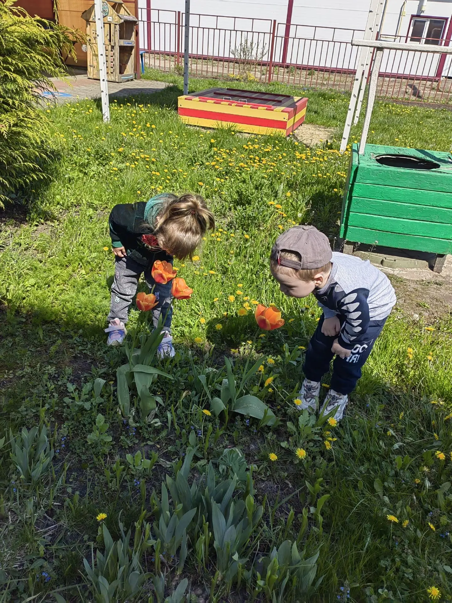 👫Прогулки с детьми младшего дошкольного возраста являются неотъемлемой частью воспитат...