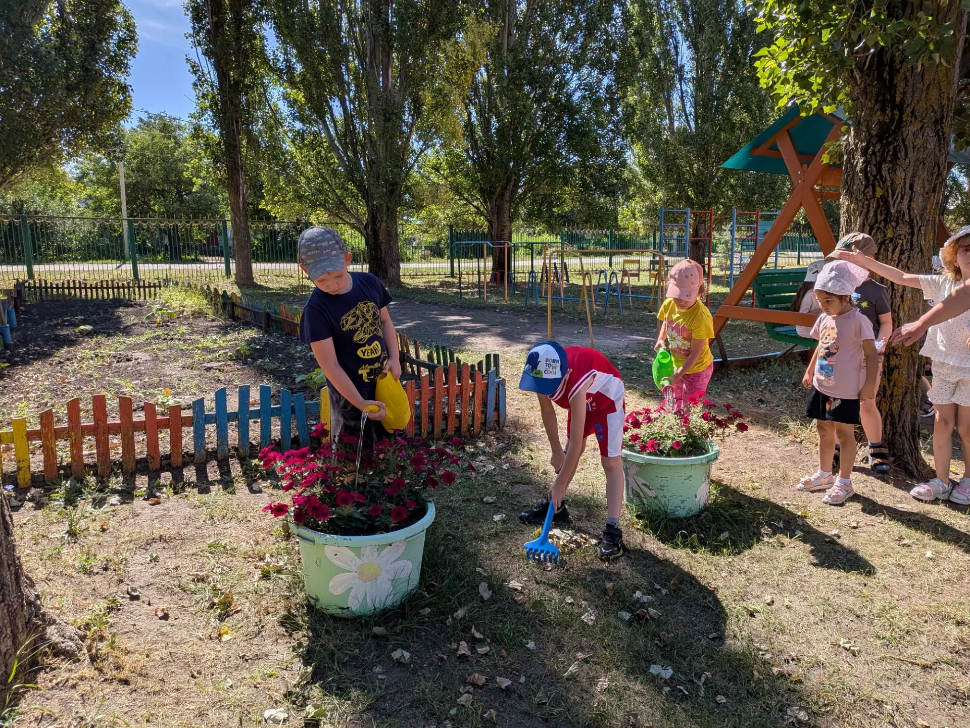 Настоящие дела: подготовишки наводят порядок на участке 🌿💧

Лето — время не только игр и веселья. 