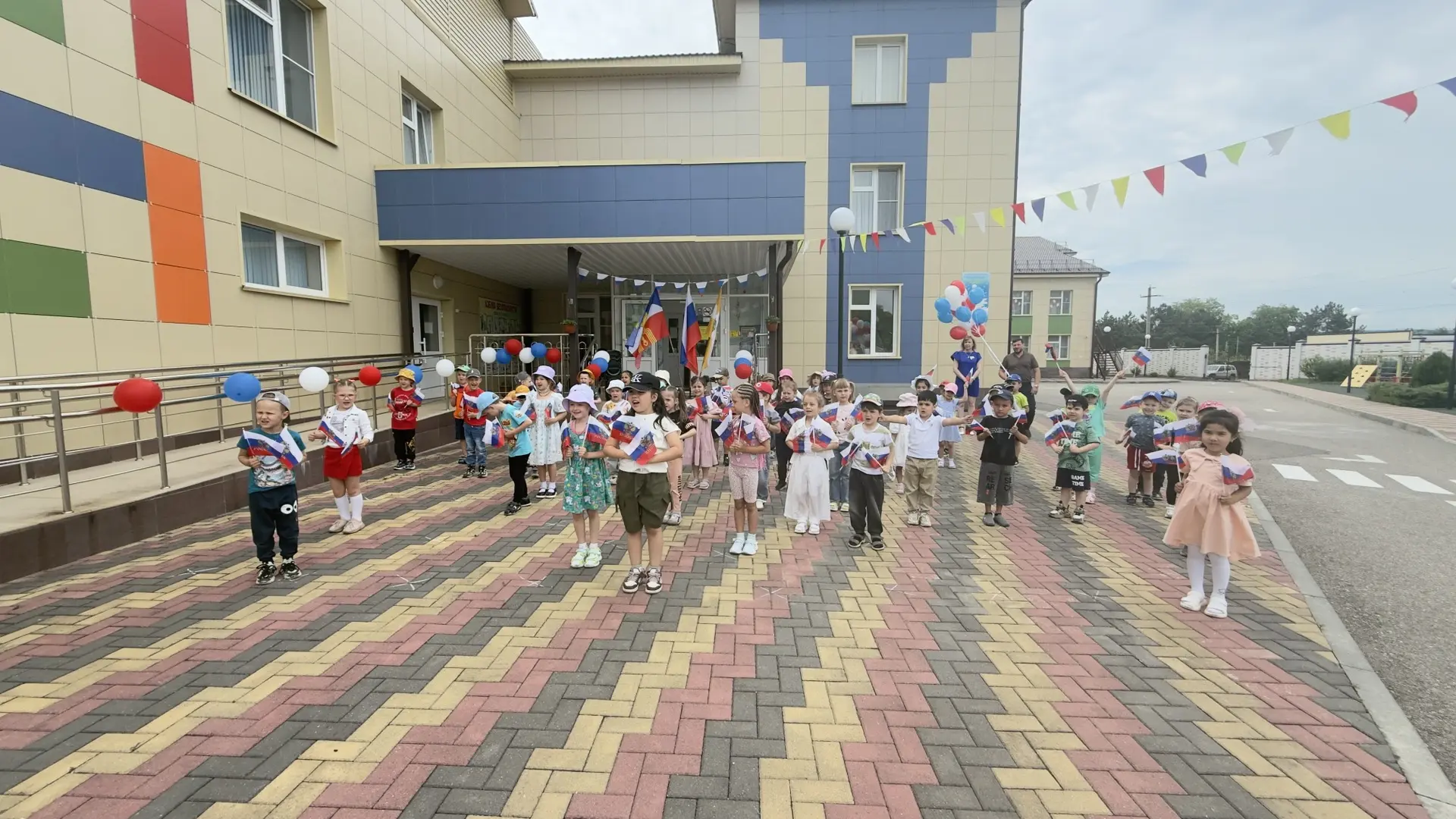 В преддверии празднования Дня России в МБДОУ детский сад N 50 «Ромашка» прошло праздничное мероприят