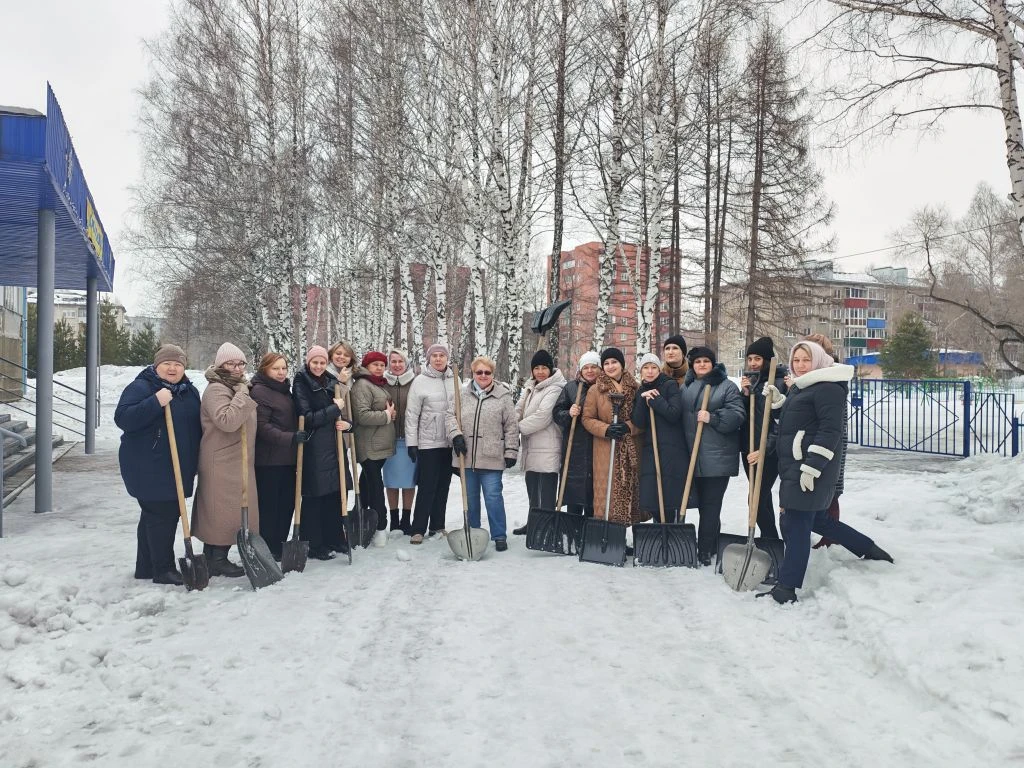 Апрель - традиционное время привести все в порядок после долгой зимы.   Сегодня педагоги нашей школы