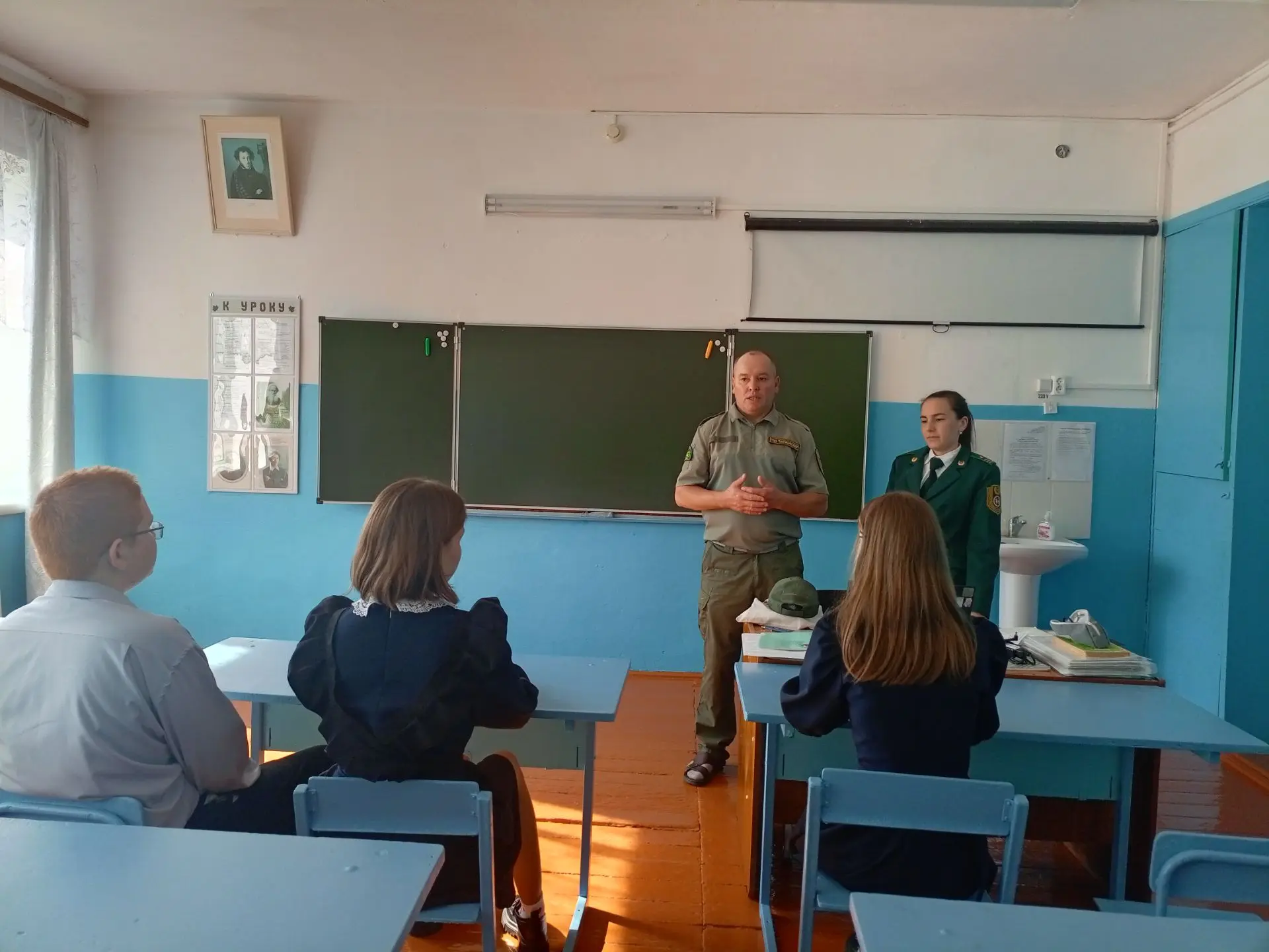 Начальник государственного природного заказника «Балтасинский» И. У. Васильев вручил на...