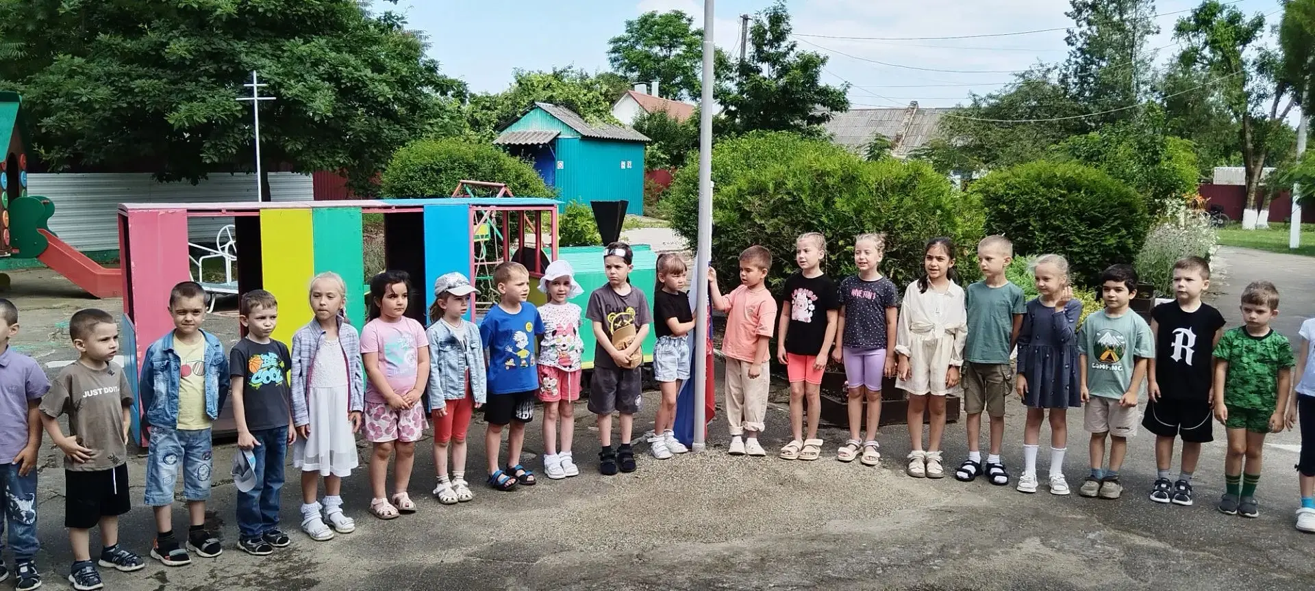 Каждый понедельник утро в нашем детском саду у ребят старшей и подготовительной группы начинается с 