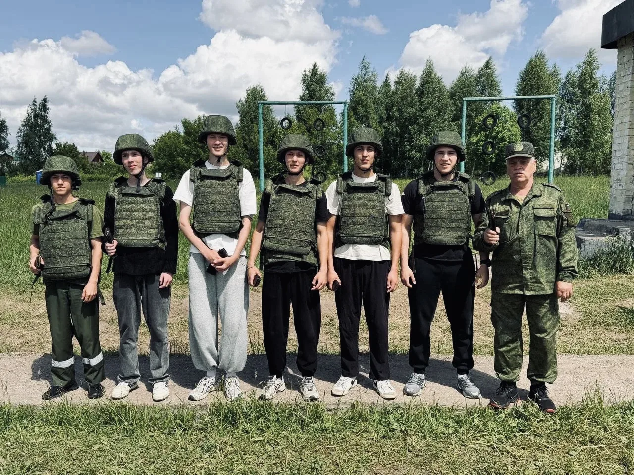 🎯 МЕТКОСТЬ И ВЫДЕРЖКА 

5 июня студенты предпризывного возраста отработали стрельбу из АК‑74 на пра