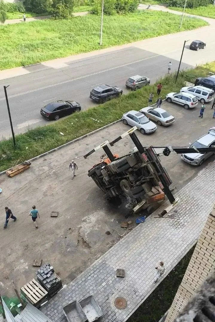 😳В Глазове на улице Пехтина перевернулась автовышка