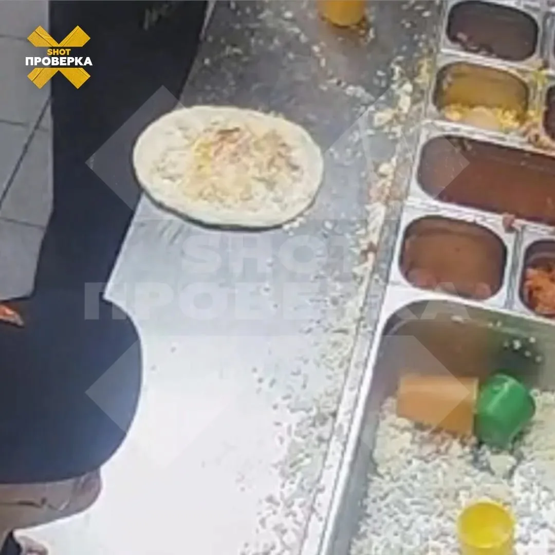 Грязные столы, мусор, разбросанные продукты и разлитые соусы заметила жительница Екатер...