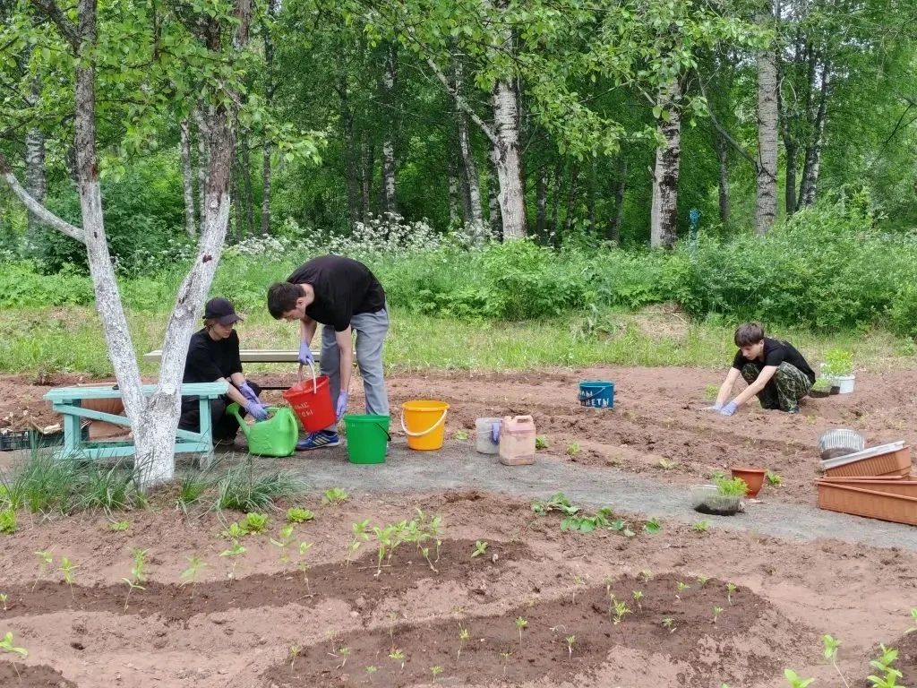 🪏🌸🏫 Школьная трудовая бригада подвела итоги. Временная трудовая занятость даёт ребятам возможност