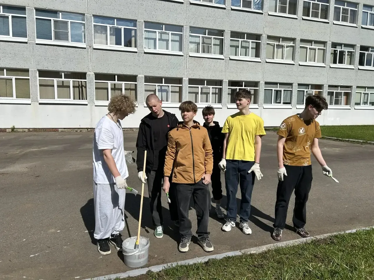 Благодаря прекрасной погоде на субботник сегодня вышли 10А и 7Л4 классы. Продолжаем наводить чистоту