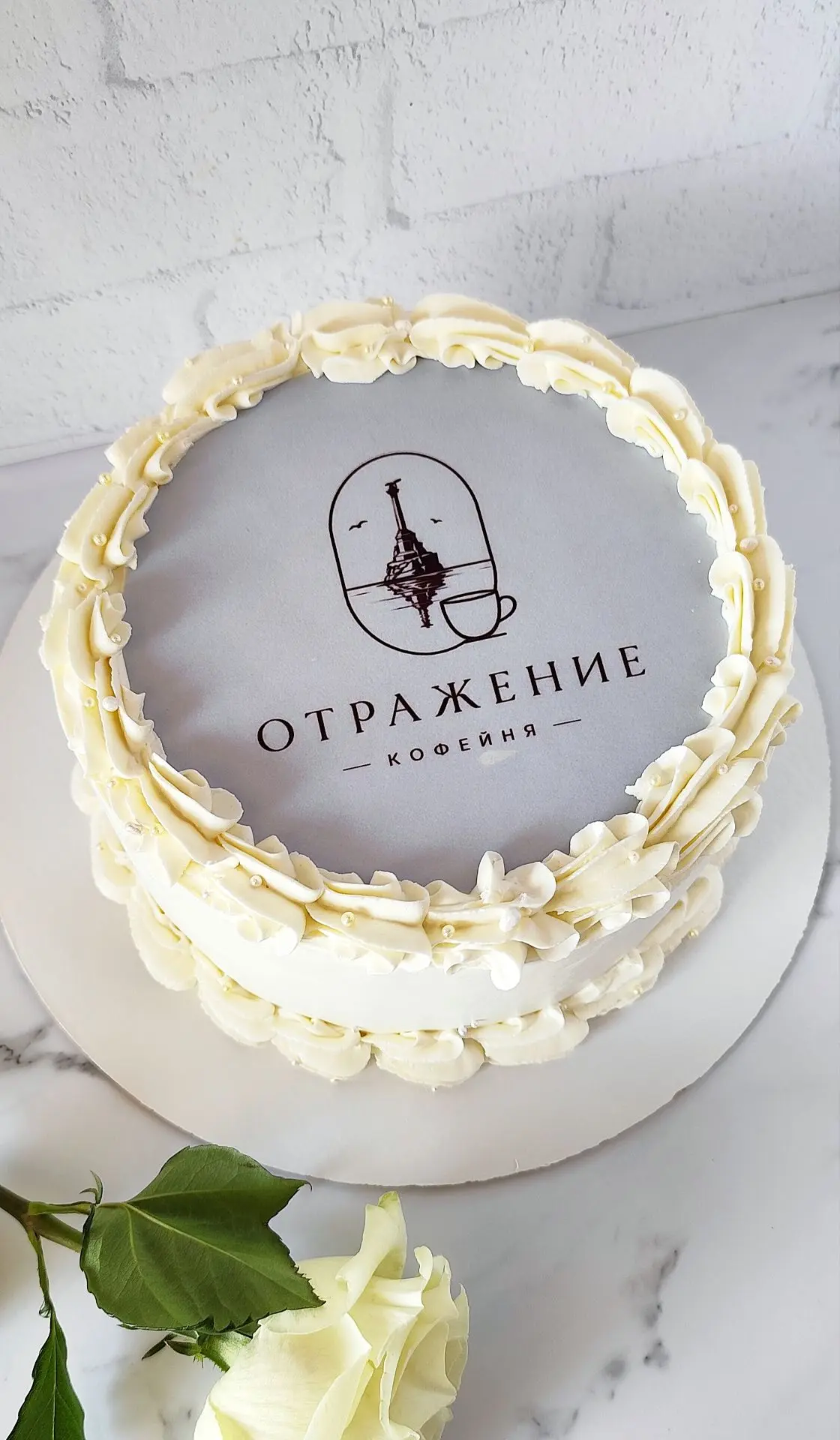 Торт Молочная девочка с малиновым конфи на открытие кофейни🎂