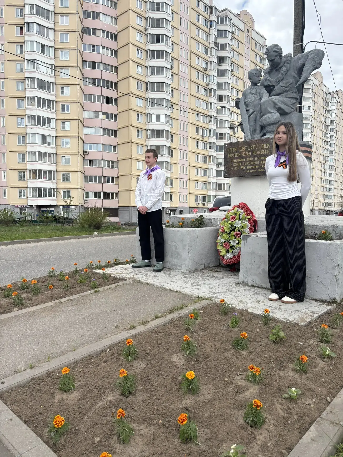 Ученики МБОО" Гимназия" продолжают нести  Вахту Памяти.  Учащиеся нашей гимназии продолжают  участие