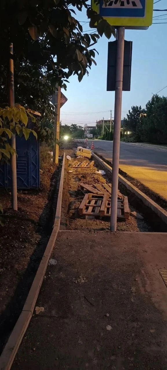 На Пономаренко обустраивают тротуары у новой школы