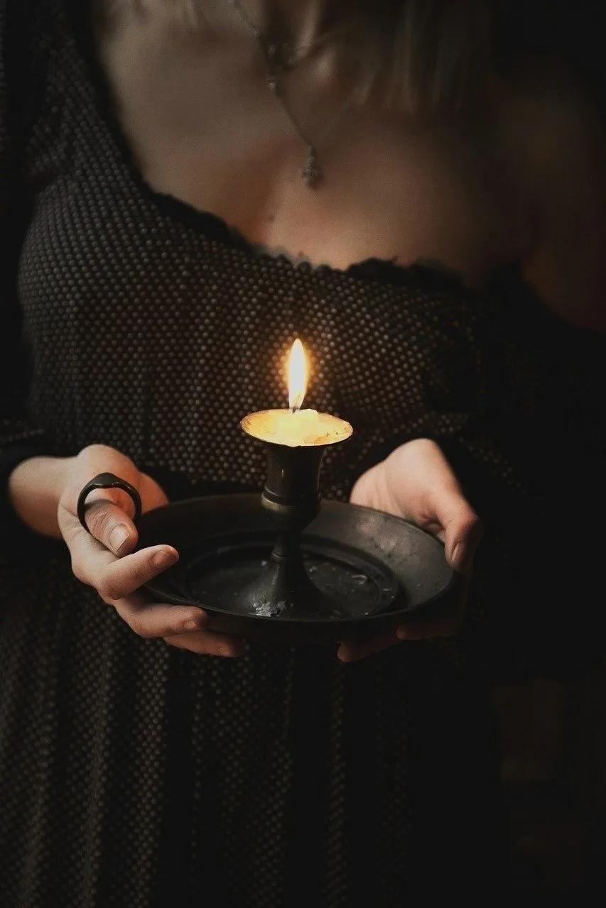 🕯ВЫКАТЫВАНИЕ БОЛЕЗНИ НА СВЕЧУ🕯

Восковая свеча. Самая обыкновенная.
Берем свечу, и катаем по телу 