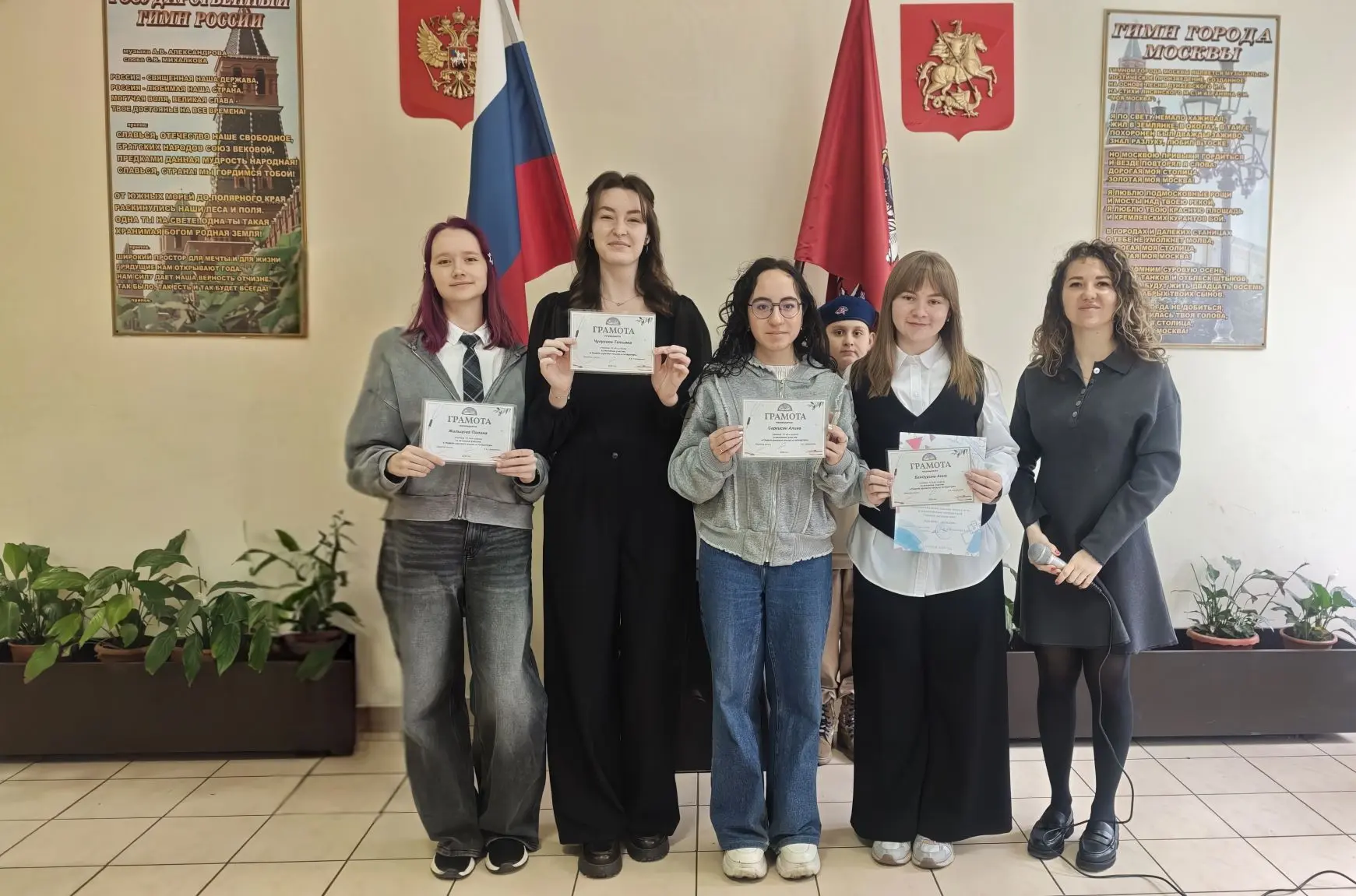 🇷🇺 Начинаем неделю с важного! ✨ Новая учебная неделя в нашей школе традиционно началась с торжествен