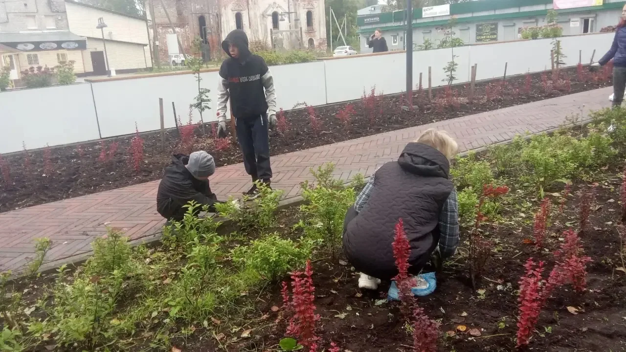 👦👧В рамках Тимуровского (волонтёрского) движения школьники вместе с педагогами провел...