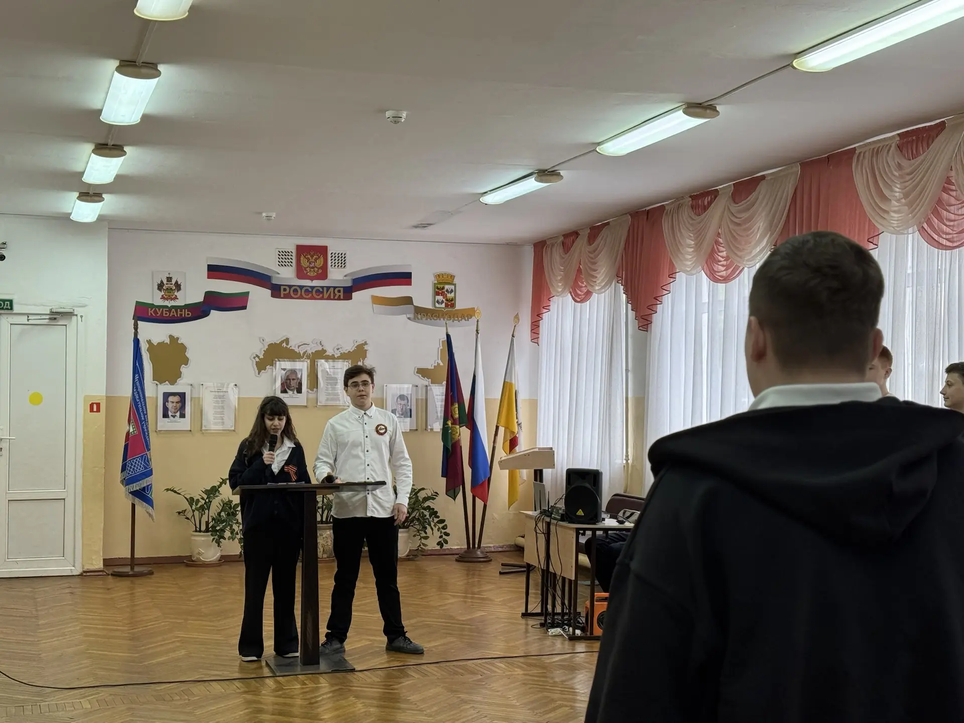Вчера в нашей гимназии прошла еженедельная торжественная линейка, посвящённая 81-й годовщине Великой