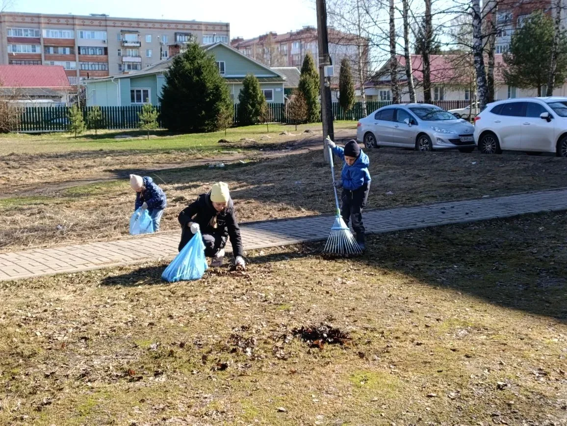 🌿 Добрые дела — вместе!  Воспитанники подготовительных групп вместе с педагогами и родителями принял