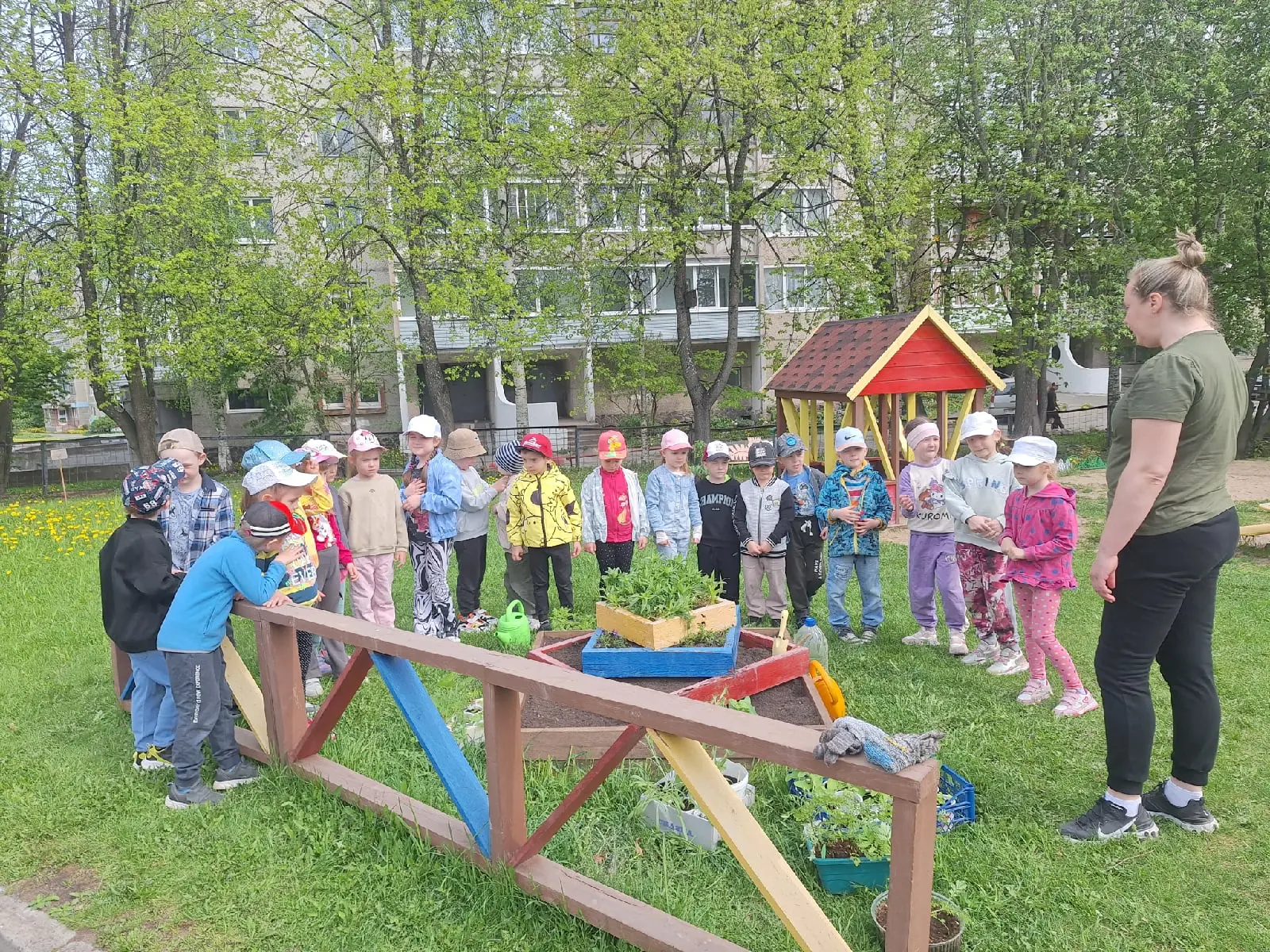🌸В детском саду стало доброй традицией облагораживание участков в весенний период.
🌷Мама воспитанн