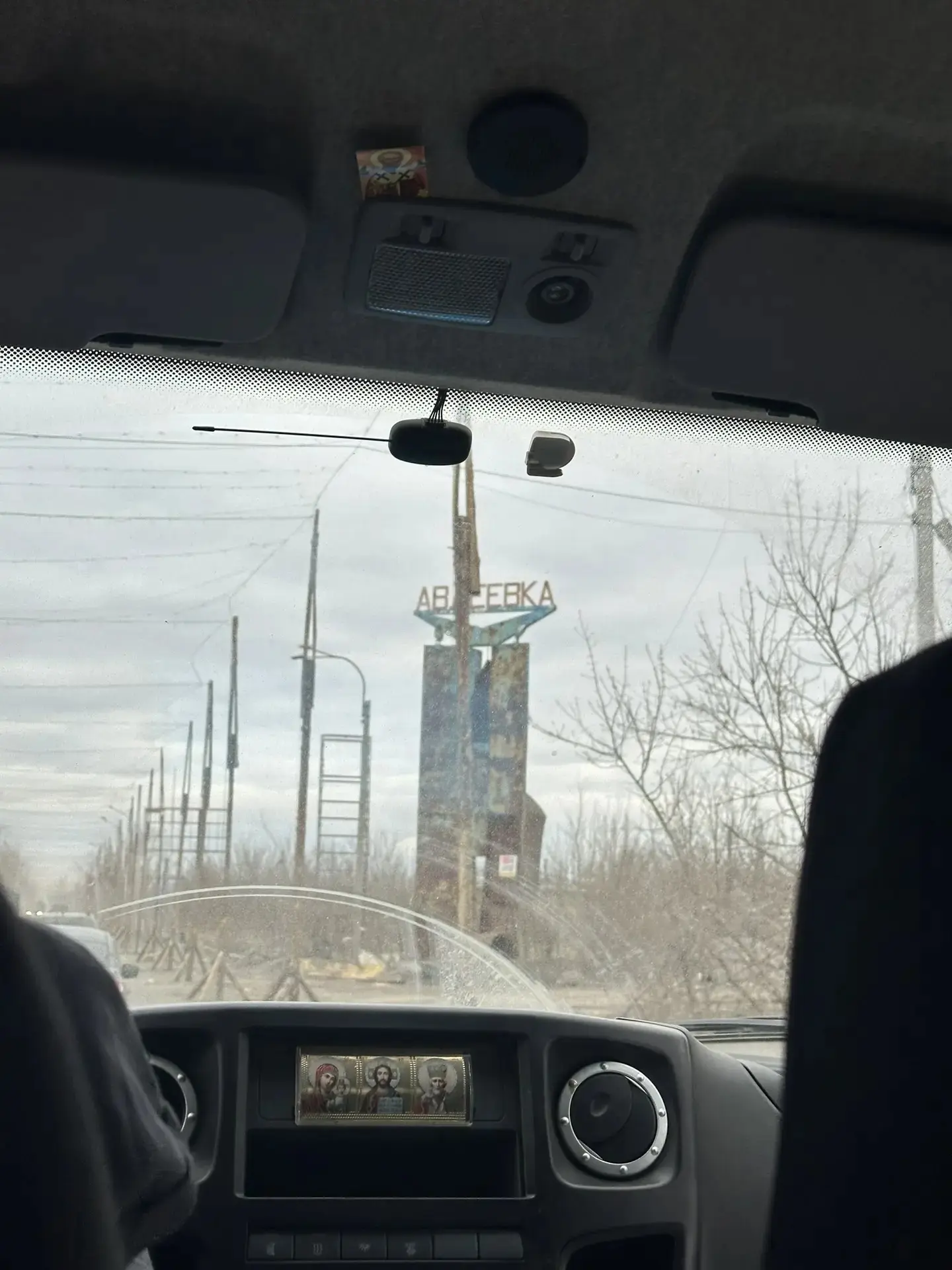Командировка в Авдеевку

Обычные люди, разных профессий, студенты, пенсионеры оказывают посильную по