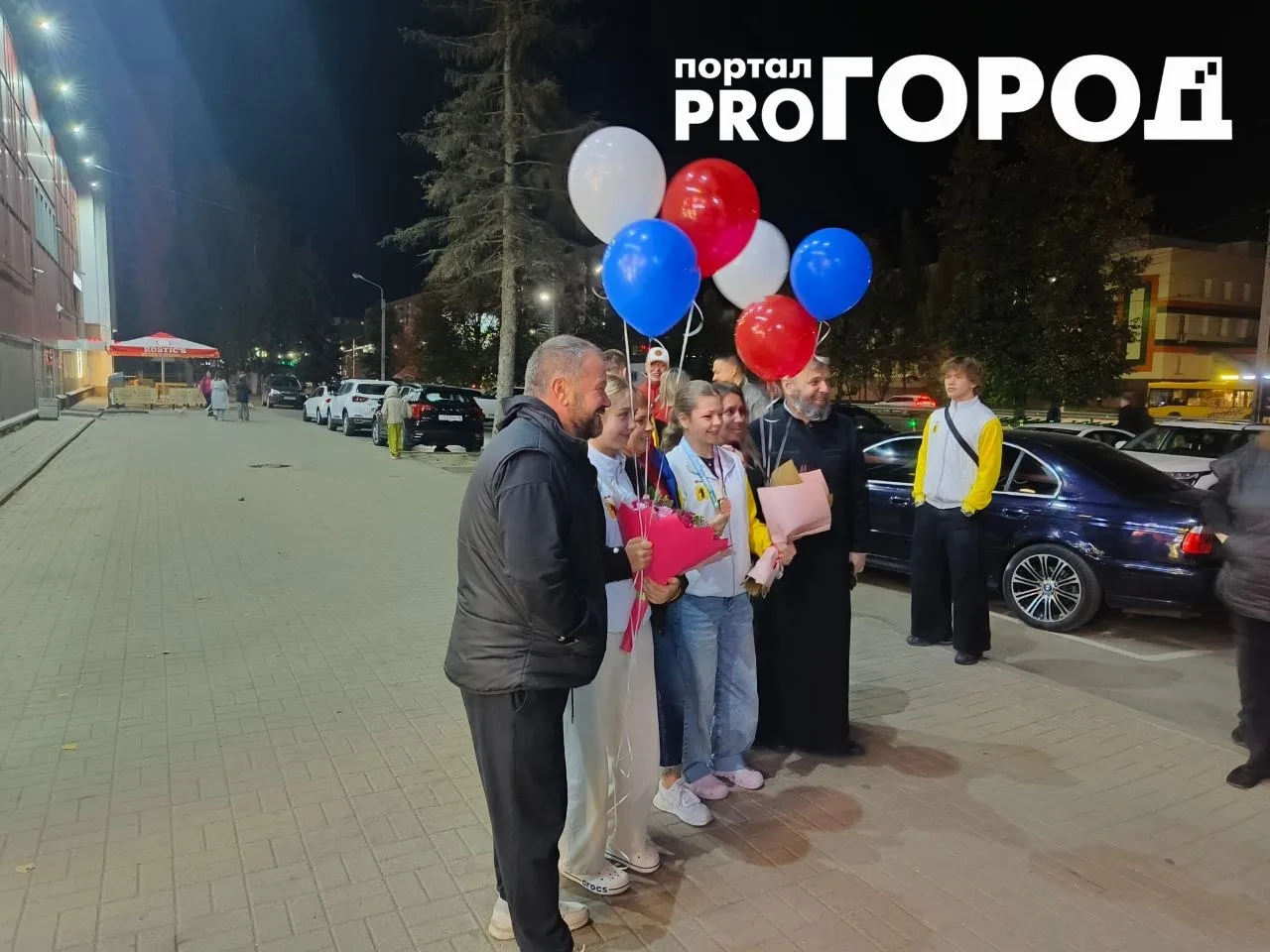 Сегодня вечером у ТЦ "Аврора" встречали ярославских каратистов, завоевавших медали в Пе...