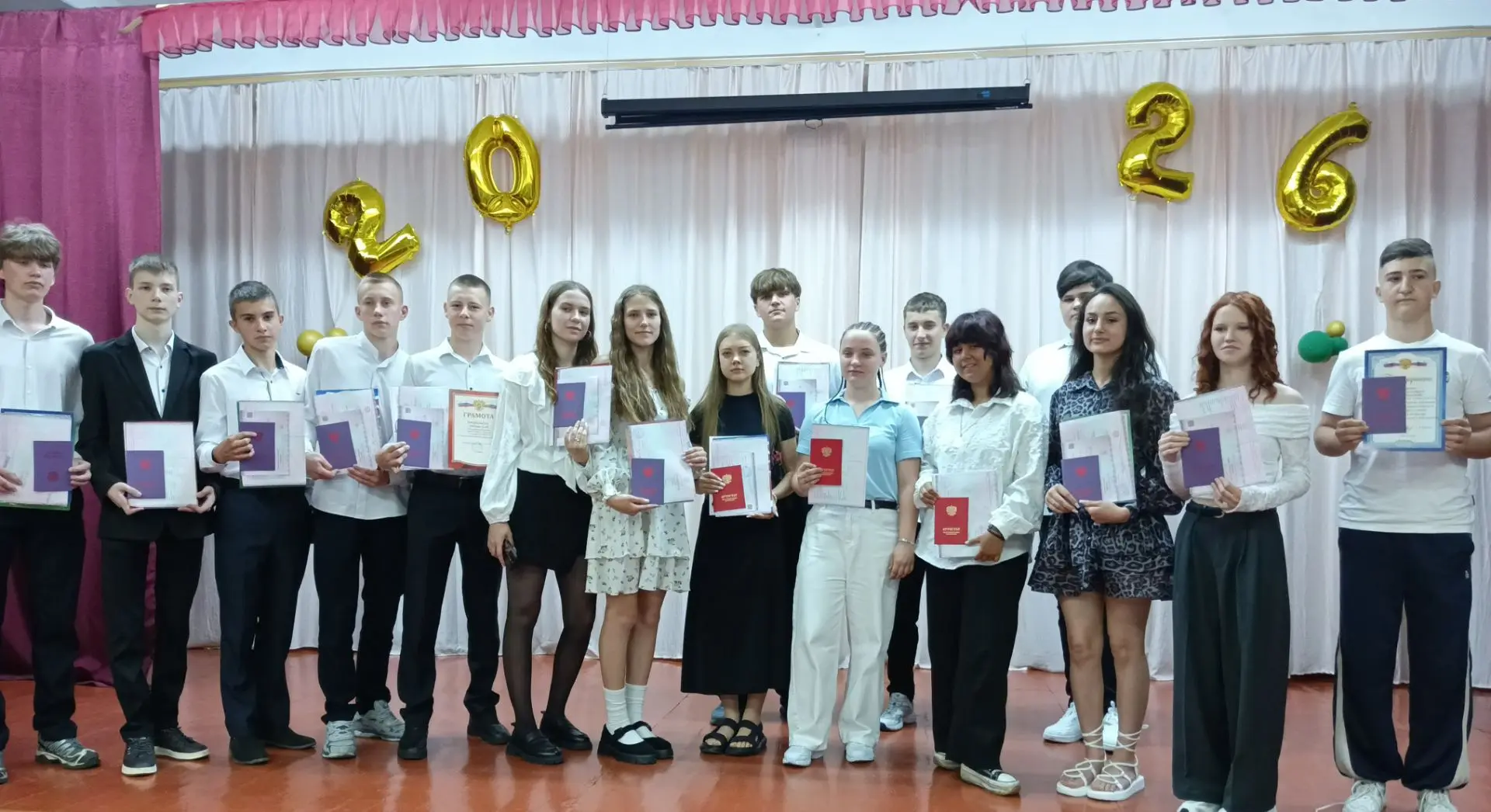 Сегодня в актовом зале школы царила особая атмосфера — волнение, радость и лёгкая грусть смешивались