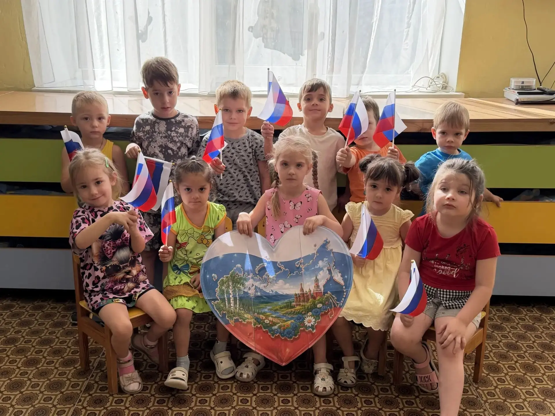 МБДОУ20 отмечает день флага России