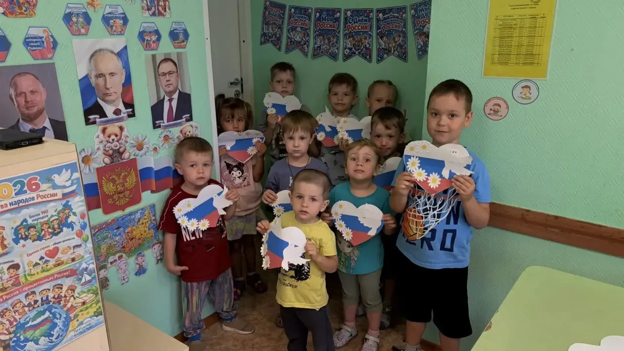 🇷🇺 В преддверии Дня России: патриотическое воспитание через творчество!

В 1 старшей группе прошло