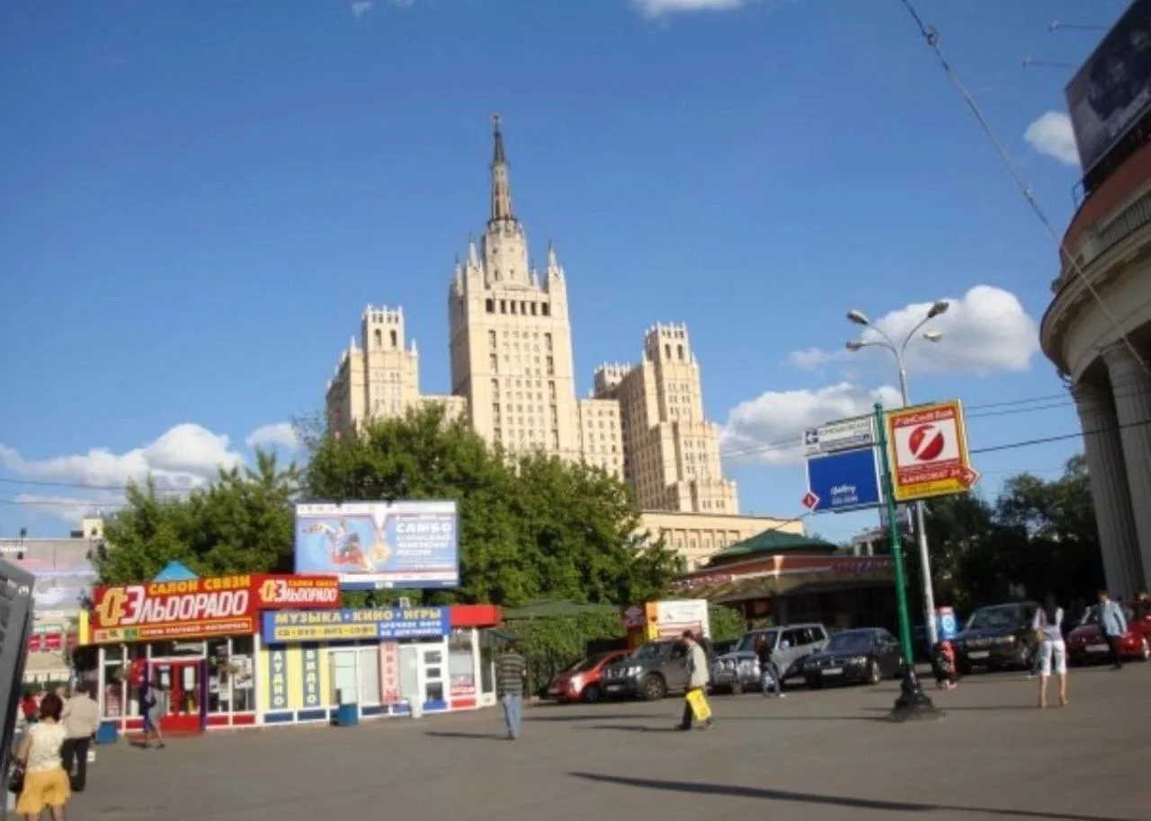 Тот самый магазин электроники у метро «Краснопресненская». Снято в 2009.