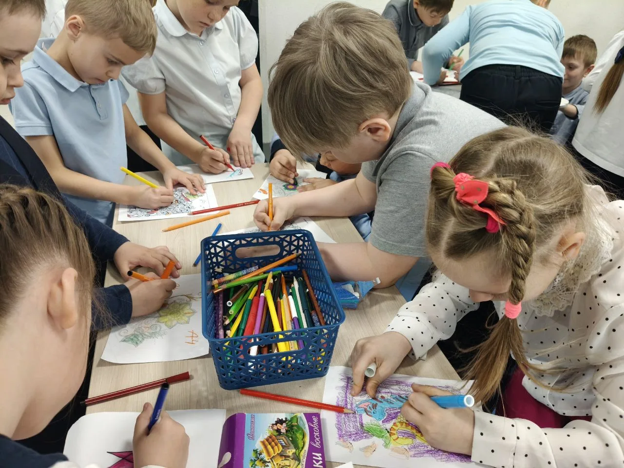 #Аксиома_наВолнеЗдоровья Тёплый и душевный день в рамках Недели здоровья — День эмоций! ✨   🖍 Творче