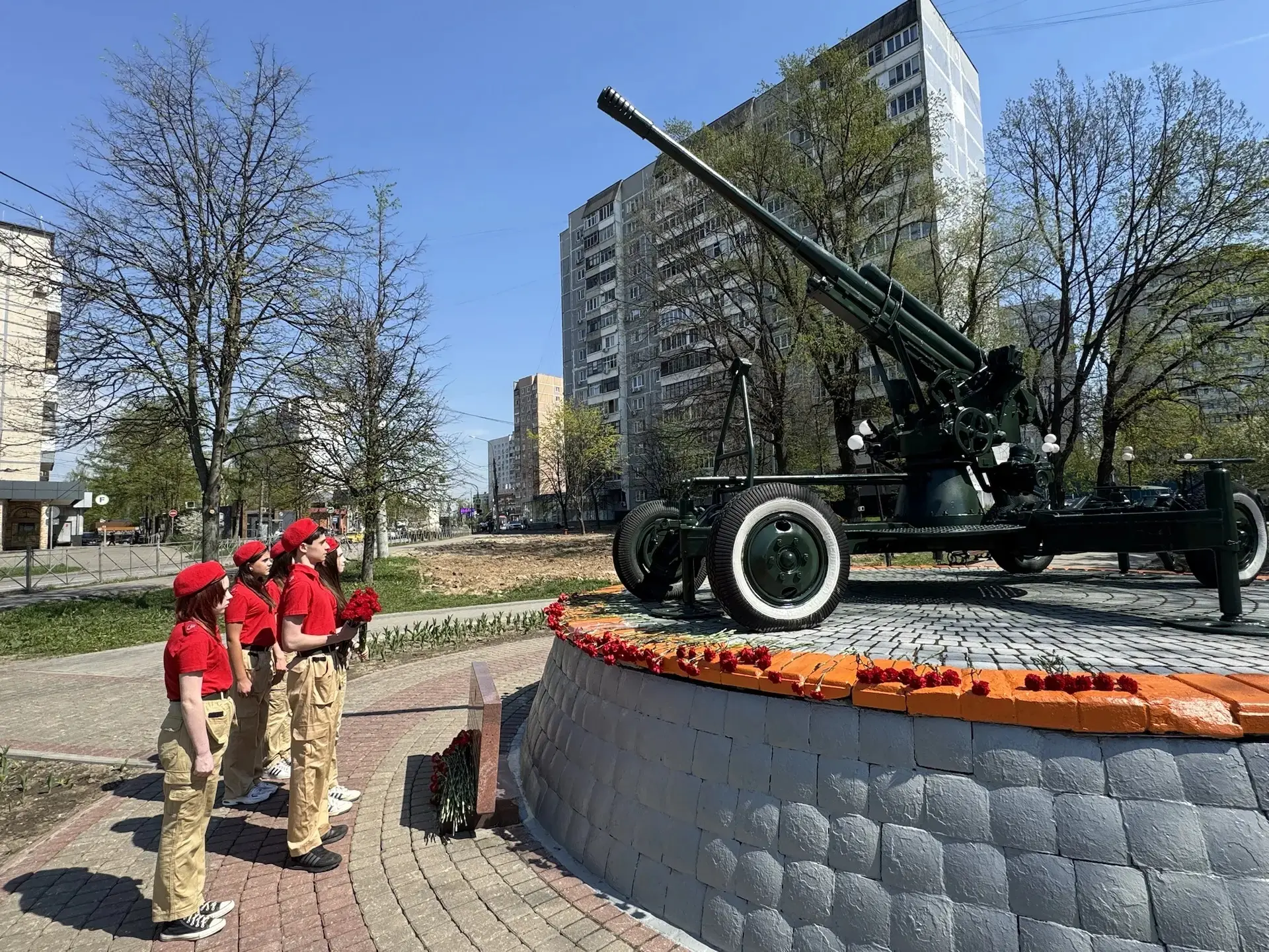 Вахта Памяти теперь в МАОУ «Видновская гимназия» – ежедневно! 🇷🇺   Юнармейцы и активисты гимназии сд