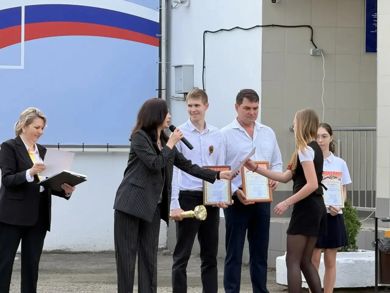 📢 Торжественная линейка: подводим итоги и говорим о важном  Новая учебная неделя в нашей школе тради
