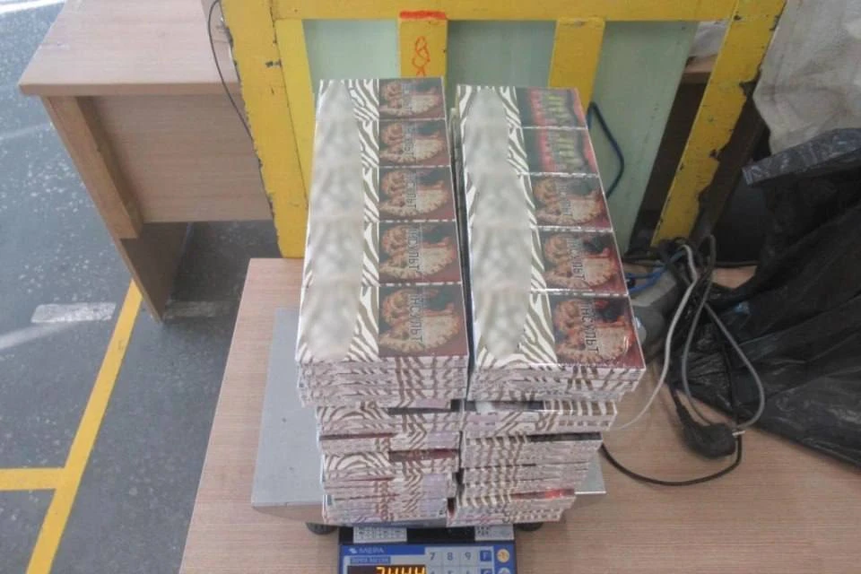 🚬 Пулково накрыло табачной контрабандой: петербуржец спрятал 2600 пачек сигарет
