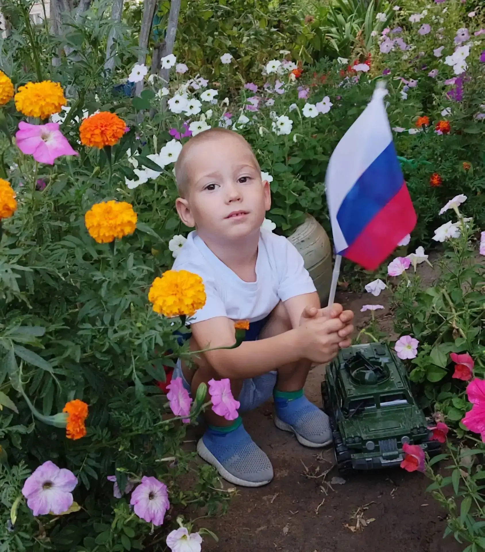 🇷🇺 В преддверии Дня Государственного флага РФ,воспитанник группы "Цыплятки" Жир Фёдор...