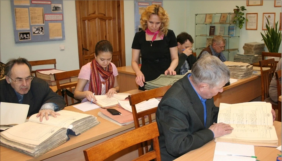 Исследователи в читальном зале Государственного архива Республики Марий Эл. В центре – ведущий специ